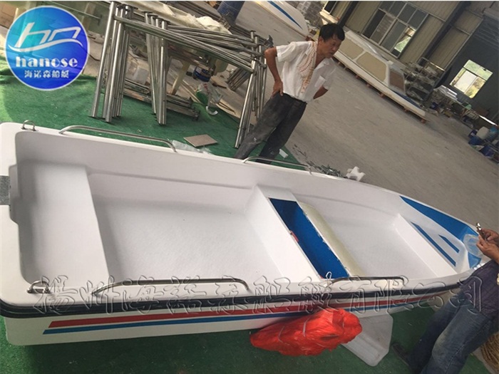 Hand boat live water bin